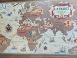une image représentant une carte du monde accrochée au mur