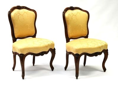 paire de chaises avec un revêtement jaune, revêtement jaune, revêtement jaune, revêtement jaune, revêtement jaune, revêtement jaune, revêtement jaune, revêtement jaune, revêtement jaune