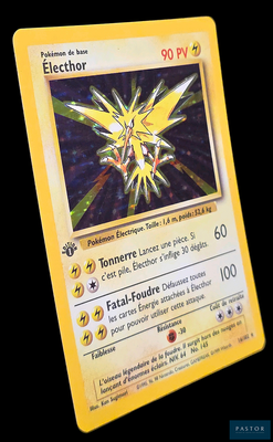 une carte Pokémon jaune sur laquelle figure l'image d'un Pokémon jaune