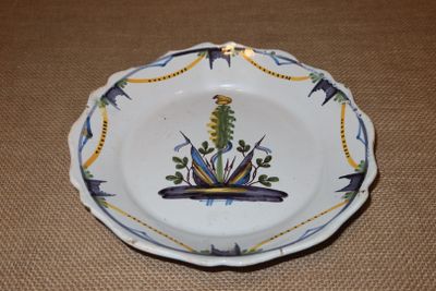 une assiette blanche ornée d'un motif bleu et jaune
