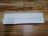 Une Apple Watch est posée dans une boîte sur une table en bois