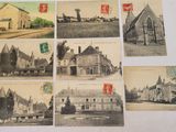 plusieurs vieilles cartes postales représentant des bâtiments anciens, posées sur une table