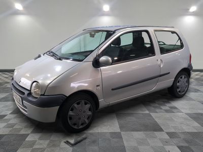 la photo d'une petite voiture argentée garée dans un garage
