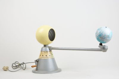une lampe surmontée d'un globe