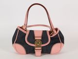 Ce sac à main est en jean et en cuir rose