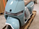 un scooter posé sur un chariot dans une pièce
