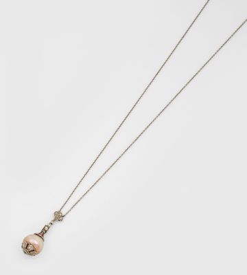 un collier composé d'une perle suspendue à une chaîne, sur fond blanc