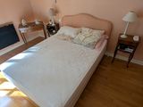 une chambre avec un lit, un bureau et une télévision