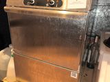 lave-vaisselle en acier inoxydable posé sur un plan de travail dans une cuisine