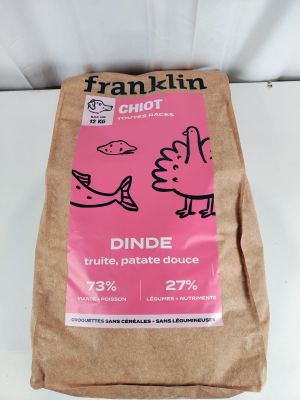 un sac de nourriture posé sur une table