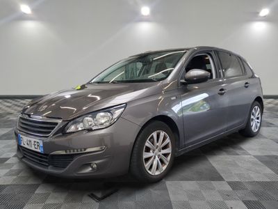 la voiture grise est garée sur un sol en damier dans le garage