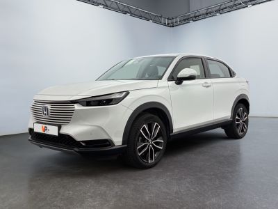 Un SUV blanc est garé dans une grande pièce.