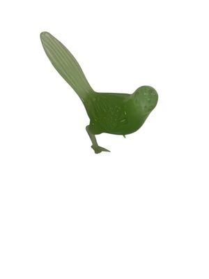 un oiseau vert qui vole dans le ciel