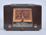 an old radio that is sitting on a table