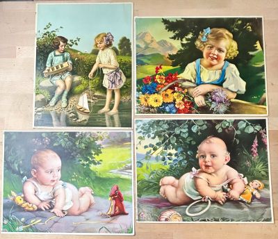 quatre photos d'enfants jouant avec des jouets par terre