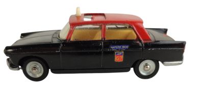 une petite voiture jouet noire avec un toit rouge sur fond blanc