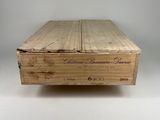 La boîte est en bois et porte une étiquette.