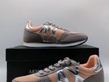 une paire de baskets New Balance grises et orange