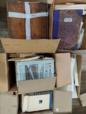 de nombreux cartons de livres empilés les uns sur les autres