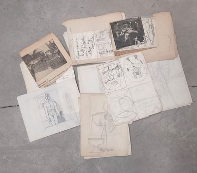 beaucoup de vieux papiers par terre avec des photos