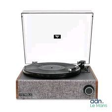 un gros plan d'une platine sur laquelle est posé un tourne-disque