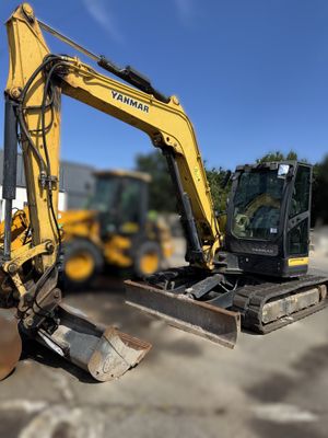 un bulldozer jaune et noir et un bulldozer noir et blanc