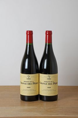 deux bouteilles de vin rouge posées sur une table en bois