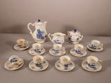 de nombreuses tasses et soucoupes posées sur une table