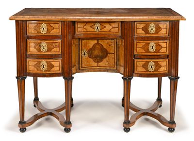 un bureau en bois avec des tiroirs et d'autres tiroirs posés dessus