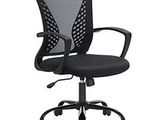 La chaise de bureau est noire et possède un dossier et des accoudoirs en maille.