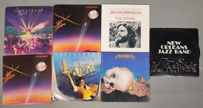 beaucoup de livres de musique posés sur la table