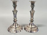 paire de chandeliers en argent sur fond blanc