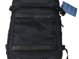 un sac à dos noir muni d'une étiquette bleue