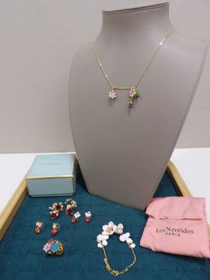 collier, bracelet, bague, boucles d'oreilles et bijoux exposés dans une vitrine