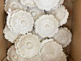 une boîte en carton contenant un bouquet de fleurs blanches