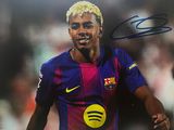 photo dédicacée d'un jeune homme en tenue de football, tenant un ballon de football