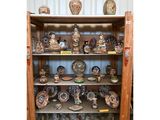 De nombreux types de vases sont exposés dans cette vitrine