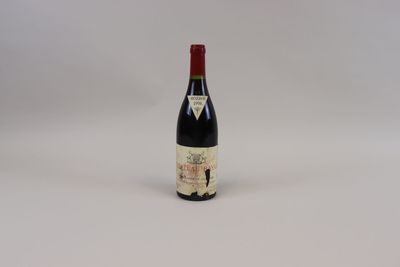 une bouteille de vin posée sur une table