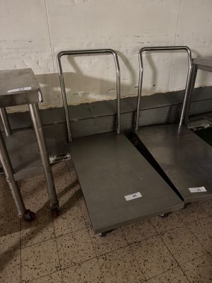 trois bancs en métal placés les uns à côté des autres dans une pièce