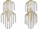 une paire de boucles d'oreilles en diamant et en or 18 carats