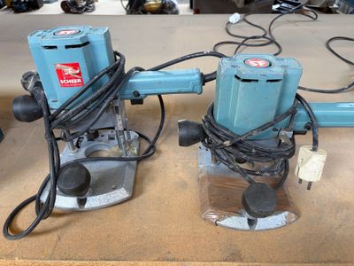 deux perceuses électriques posées sur une table dans une pièce