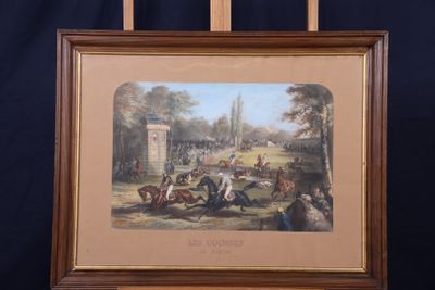 une vieille photo représentant un tableau représentant une course de chevaux posé sur un chevalet