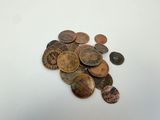 une pile de pièces de monnaie posée sur une surface blanche