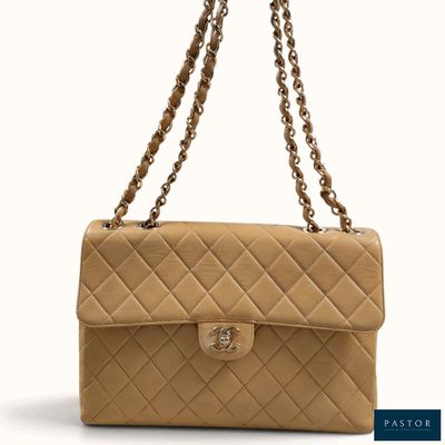un sac à bandoulière Chanel en cuir matelassé couleur bronze, muni de anses en chaîne