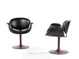 une paire de fauteuils en cuir noir avec des pieds rouges sur fond blanc