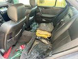 une voiture dont le coffre est rempli d'objets