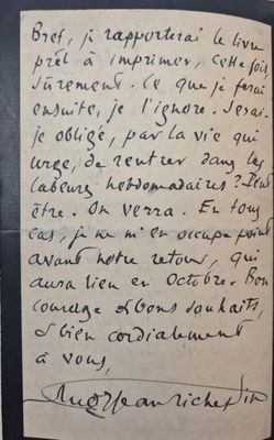 un bout de papier sur lequel est écrit un poème à la main