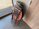 une pile de chaises devant une porte et une fenêtre