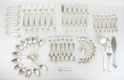 un grand nombre de cuillères et de fourchettes en argent disposées sur une table