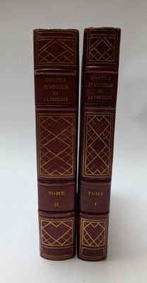 deux livres posés l'un sur l'autre sur une surface blanche